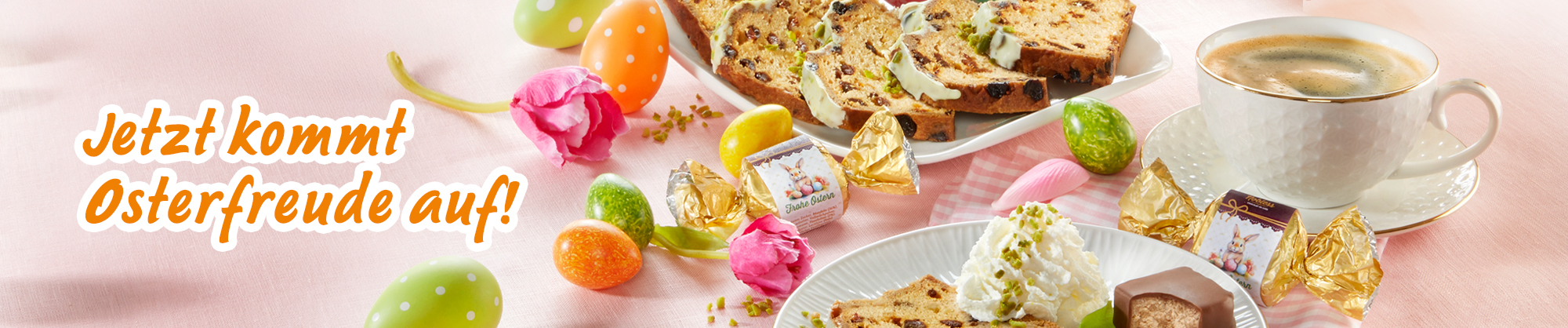 Osterfreude mit Kuchen, Süßigkeiten, Kaffee und bunten Ostereiern