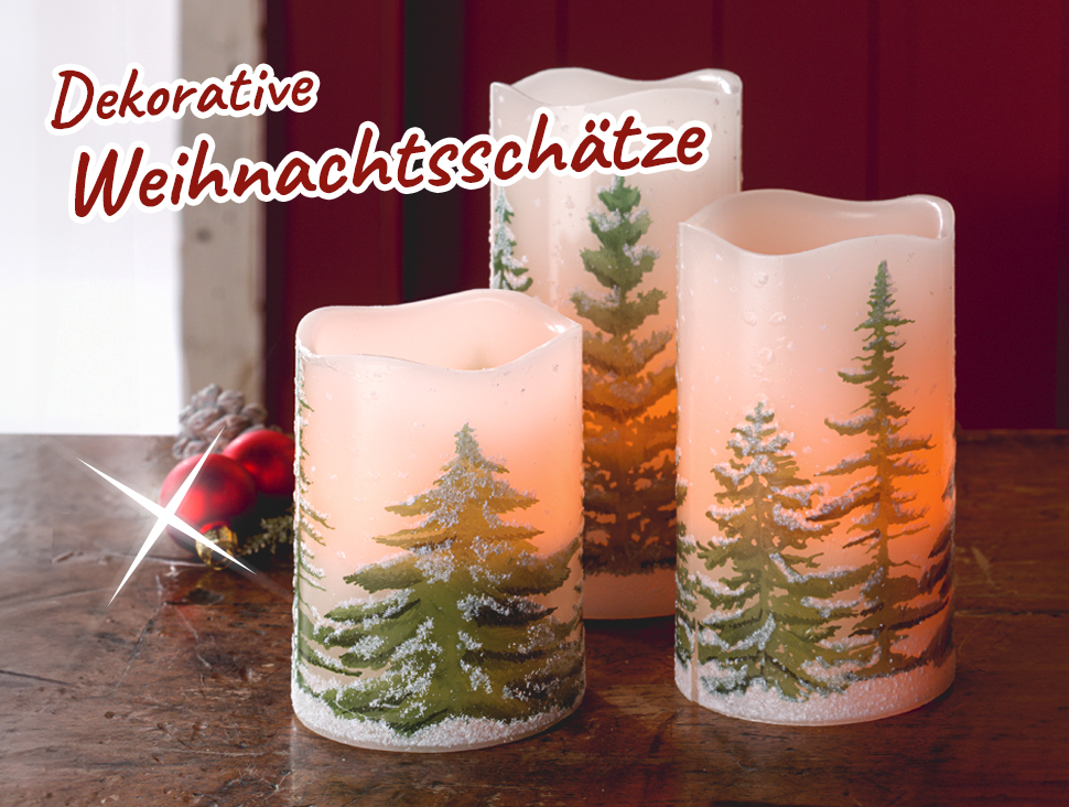 LED-Kerzen mit Tannenbaum-Motiv in winterlicher Optik auf Holztisch