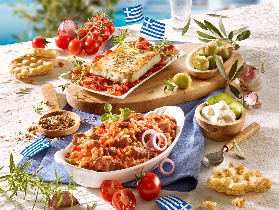 Griechische Spezialitäten mit Tomaten, Feta, Oliven und Fladenbrot