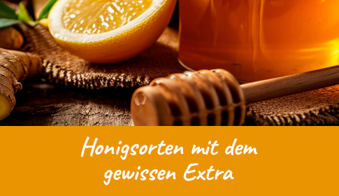 Honigglas mit Honiglöffel, Ingwer und Zitrone auf rustikalem Untergrund.