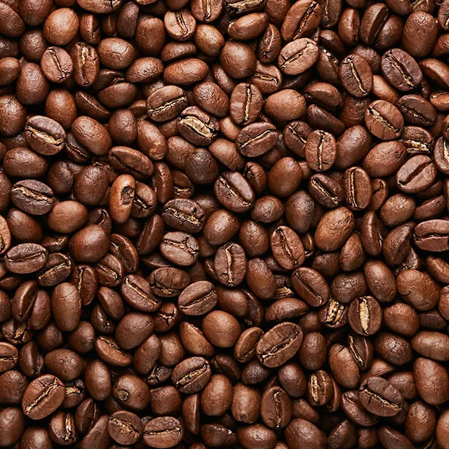 Glänzende Kaffeebohnen in Nahaufnahme