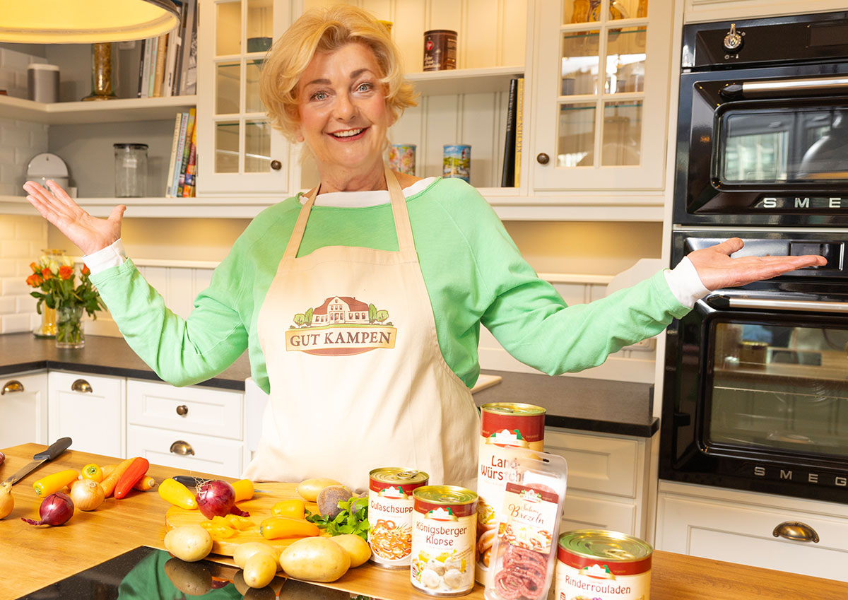 Saskia Vester präsentiert ihre Jungborn-Lieblingsprodukte in der Küche.