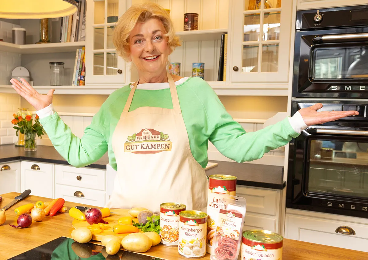 Saskia Vester präsentiert ihre Jungborn-Lieblingsprodukte in der Küche.