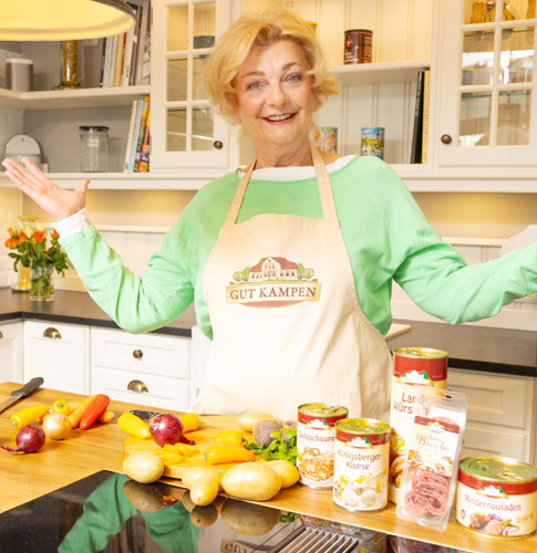 Saskia Vester präsentiert ihre Jungborn-Lieblingsprodukte in der Küche.