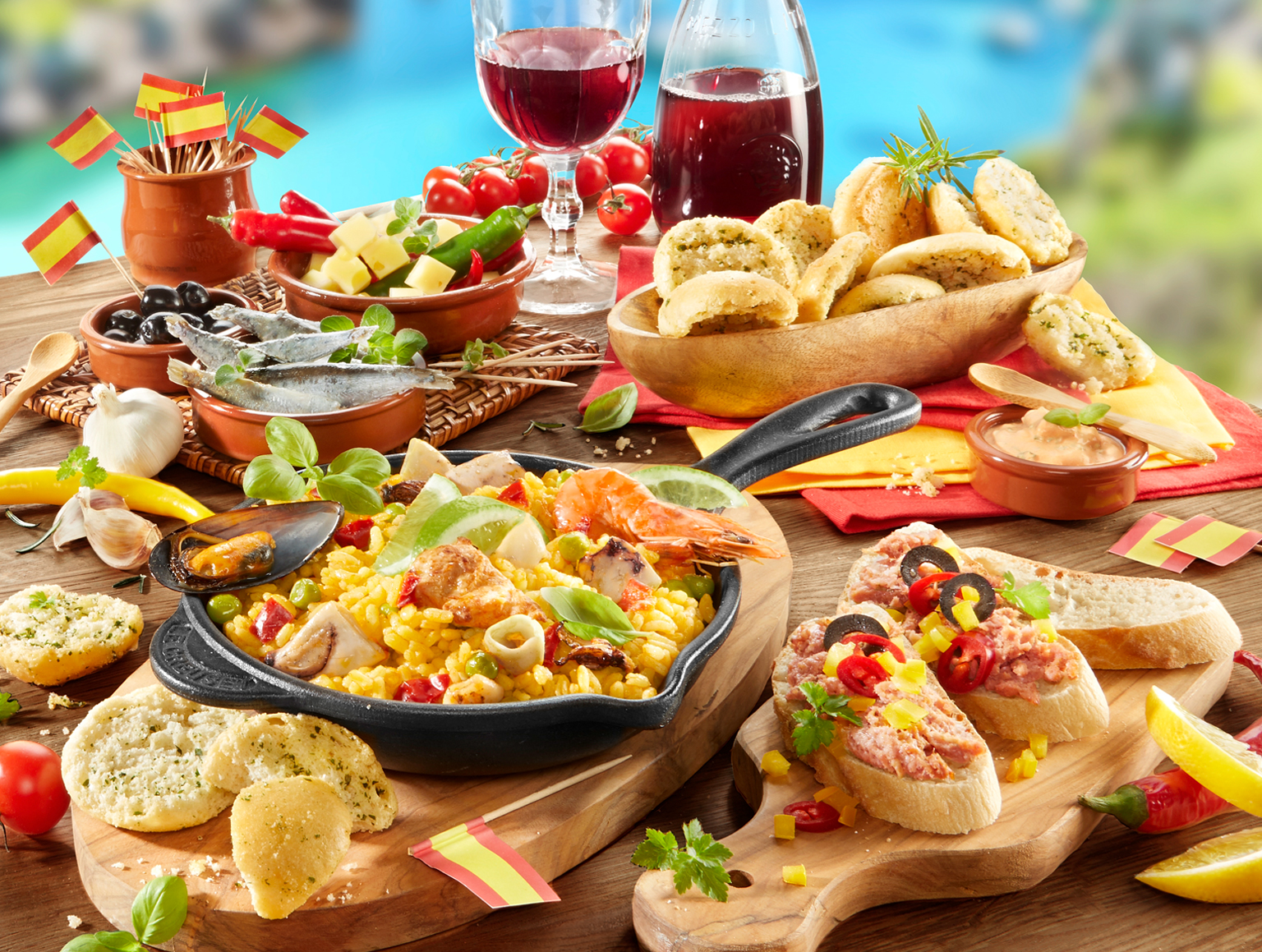 Spanische Tapas, Paella und Wein für mediterrane Genussmomente