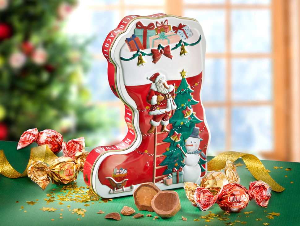 Nikolausstiefel aus Blech mit Pralinen und Geschenkband