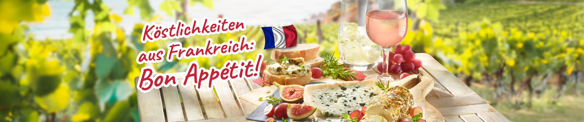 Französische Spezialitäten mit Käse, Baguette, Feigen und Roséwein auf Holztisch