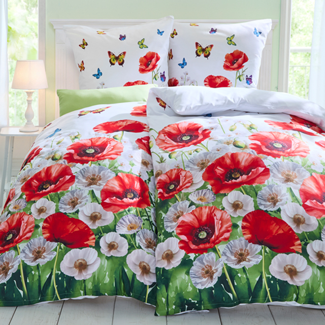 Bettwäsche mit Mohnblumen und Schmetterlingen im Schlafzimmer