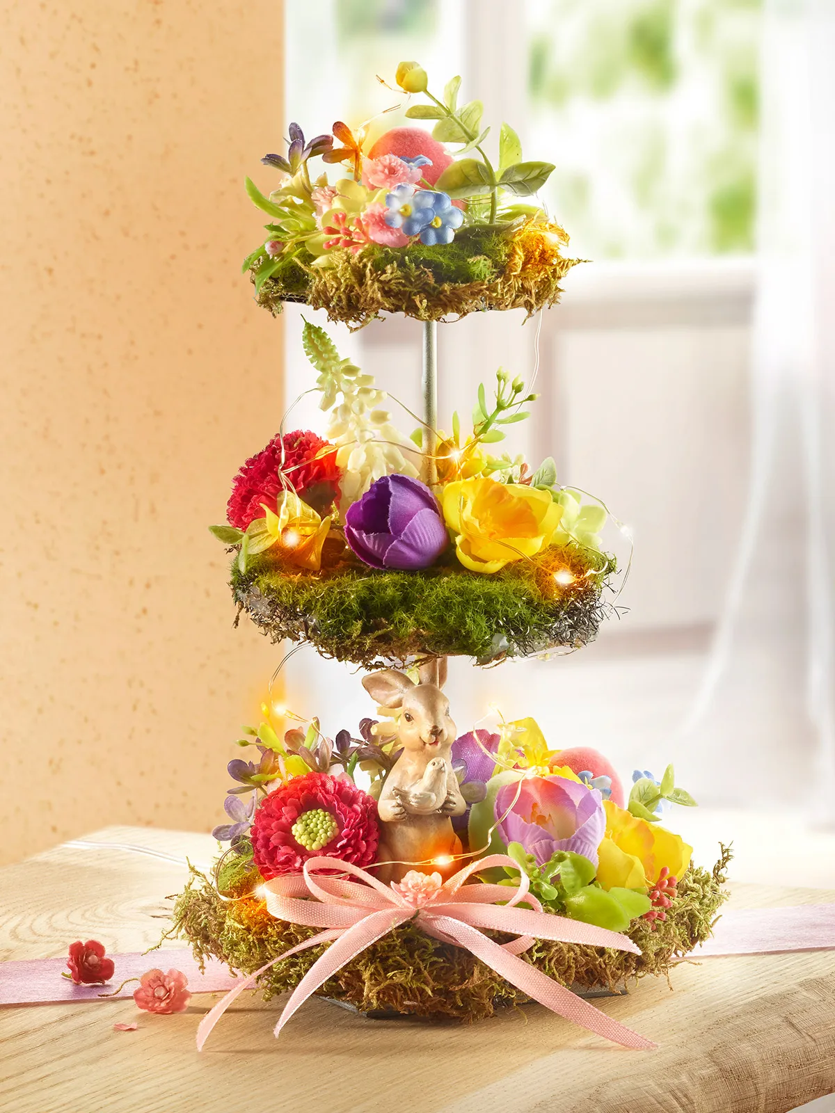 Oster-Etagere mit Lichterkette