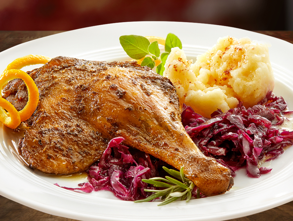 Gänsekeule mit Rotkohl und Kartoffelklößen