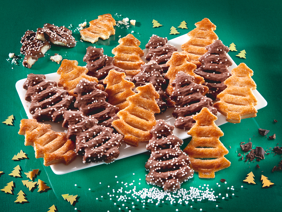 Knuspriges Weihnachtsgebäck in Tannenbaumform mit Schokolade und Streuseln