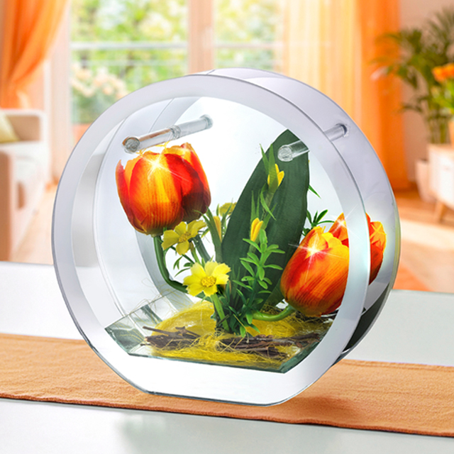 Osterdeko mit Tulpen im Glasgefäß auf Tisch