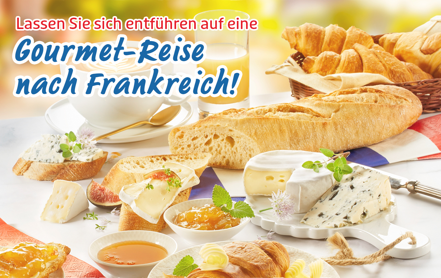 Französisches Frühstück mit Croissants, Käse und Baguette