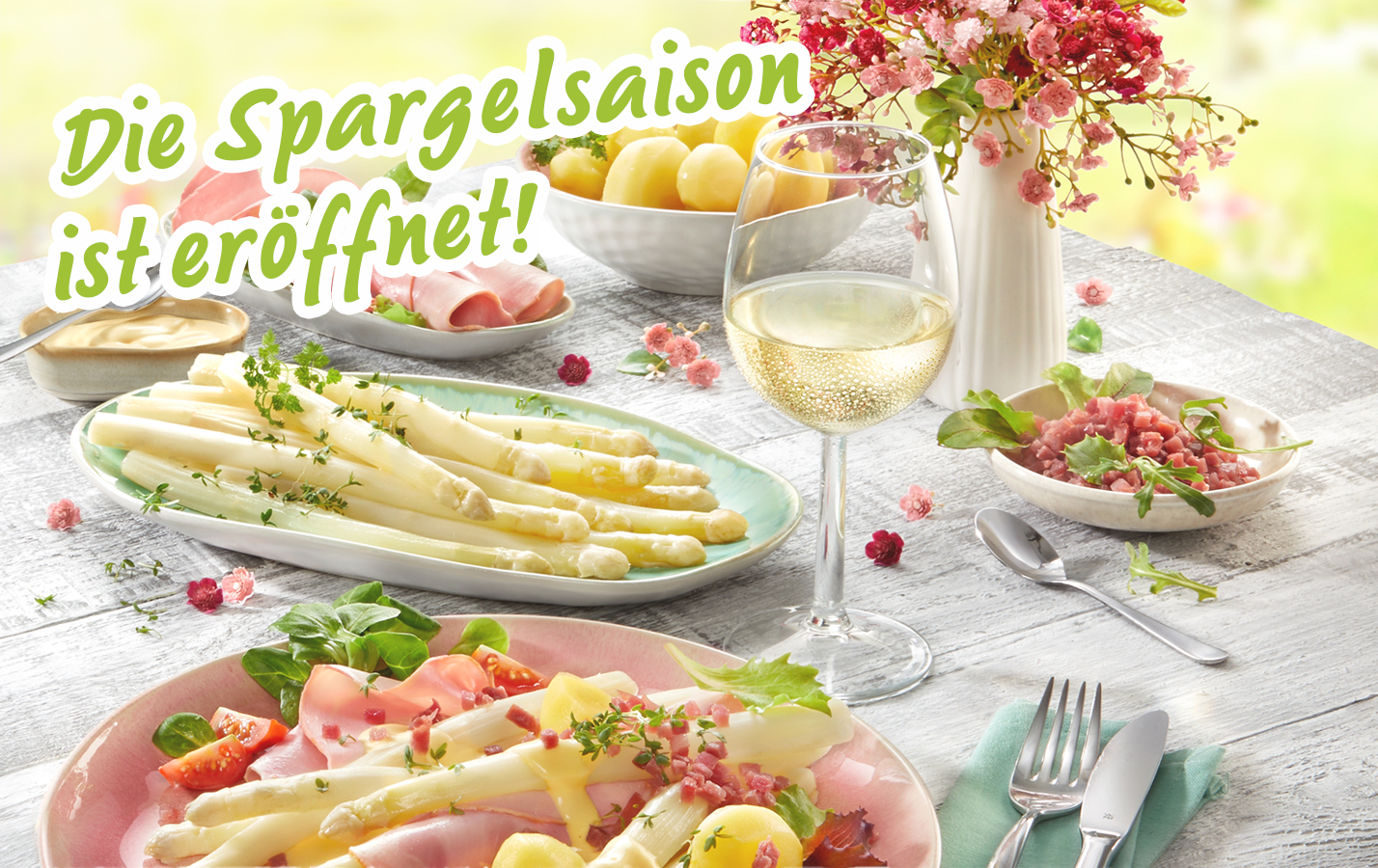 Frischer Spargel mit Schinken, Kartoffeln und Weißwein auf Frühlingsgedeck