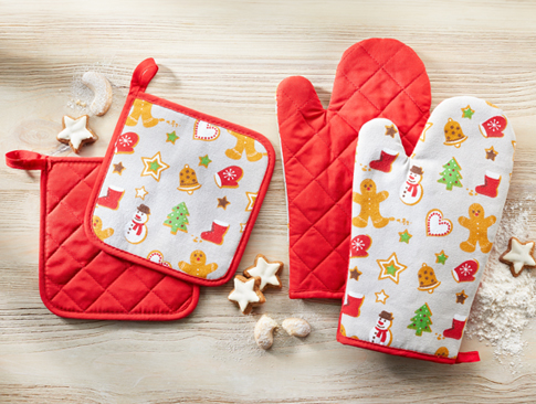 Weihnachtliche Ofenhandschuhe und Topflappen mit Plätzchen- und Schneemannmotiv