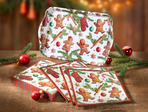 Weihnachtliches Serviertablett und Papierservietten mit Lebkuchenmännern und Tannenzweigen