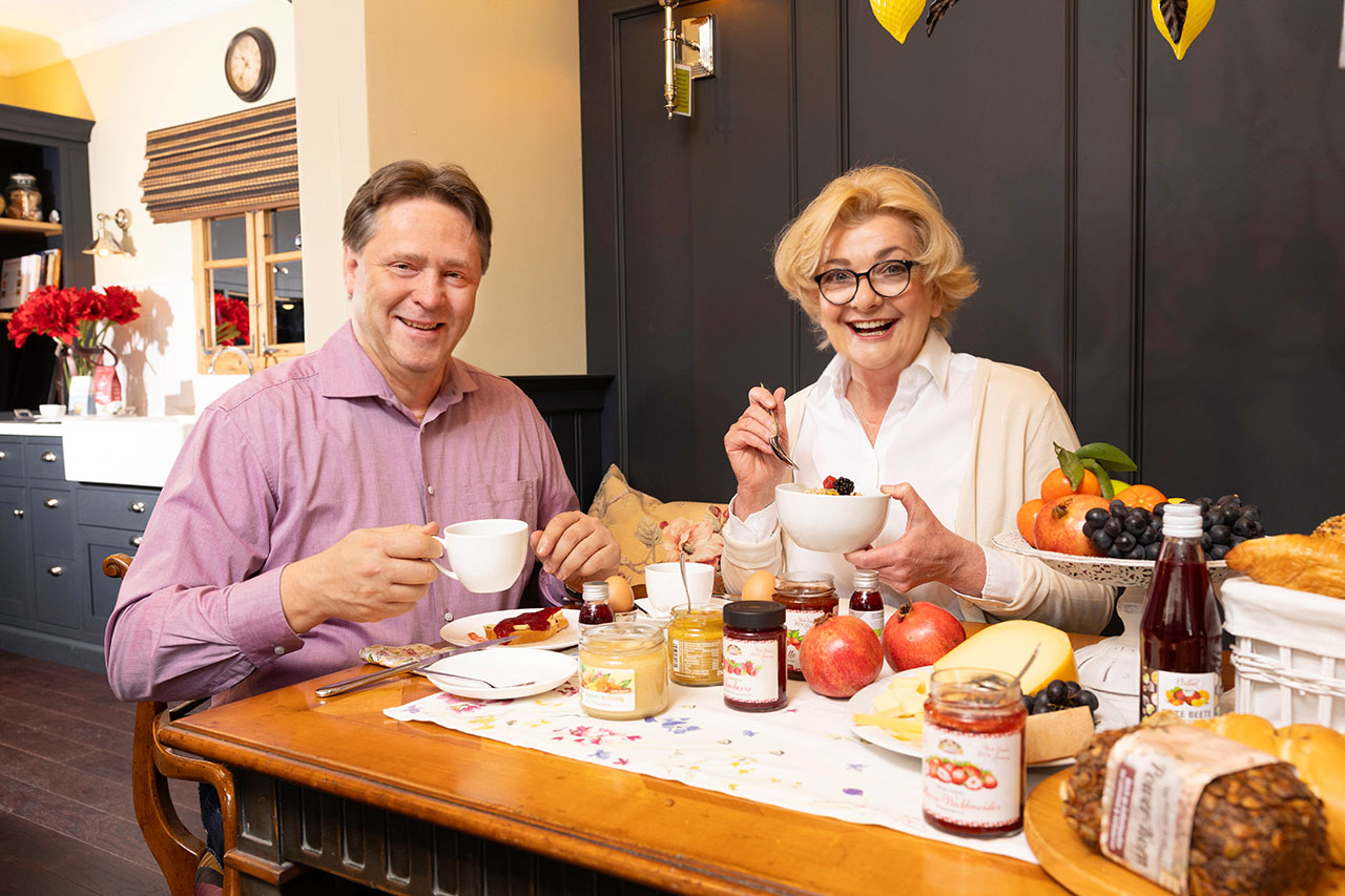 Saskia Vester und Jürgen Knecht, Jungborn-Geschäftsführer, frühstücken zusammen.