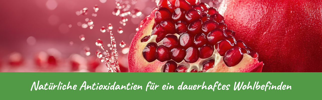 Aufgeschnittener Granatapfel mit leuchtend roten Kernen und Wassertropfen.