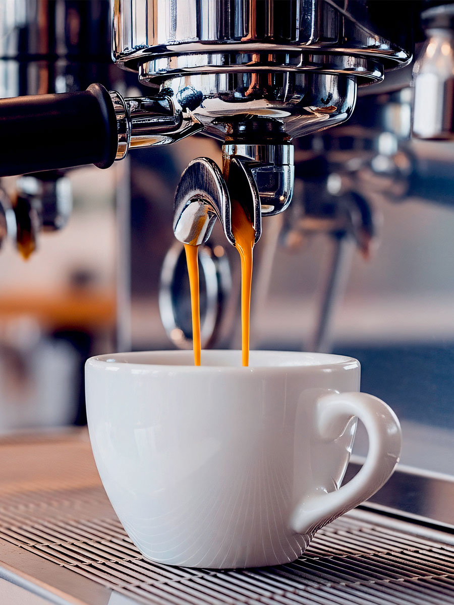 Espressomaschine mit frisch extrahiertem Espresso in Tasse