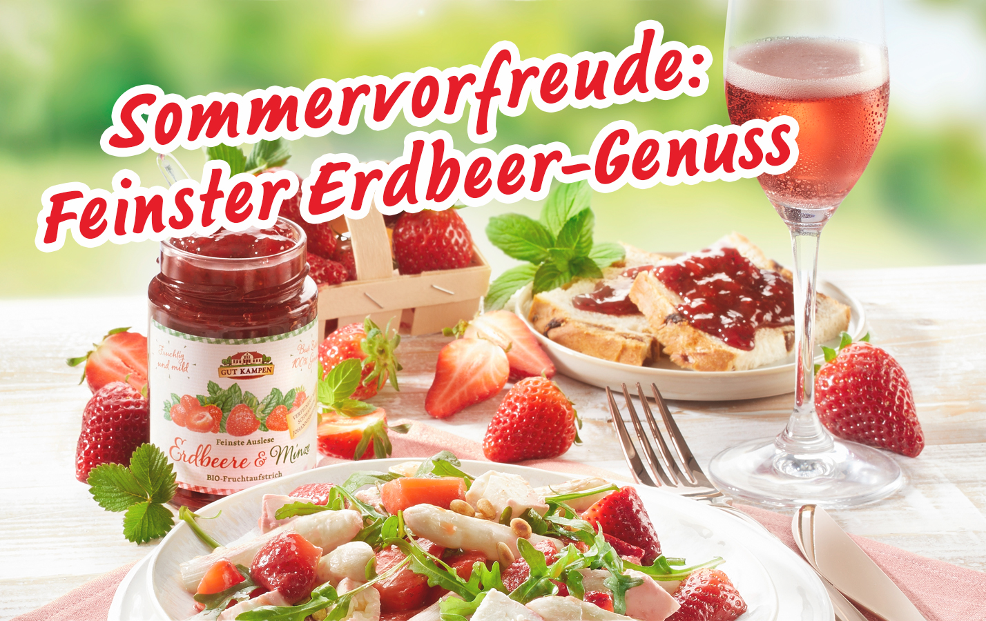 Erdbeeraufstrich mit Salat, Brot und Rosé – sommerlich angerichtet auf Tisch
