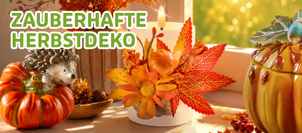 Herbstdeko mit Igel, Kürbissen, Blättern und Keramikgefäß