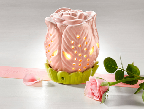 Kerzenlampe in rosa Rosenform mit warmem Licht