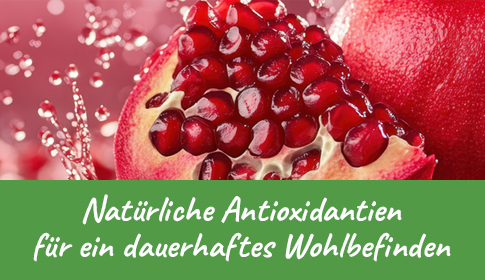 Aufgeschnittener Granatapfel mit leuchtend roten Kernen und Wassertropfen.