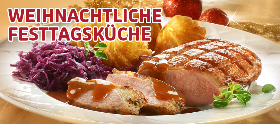 Festtagsgericht mit Entenbrust, Rotkohl und Kroketten auf weihnachtlicher Tafel